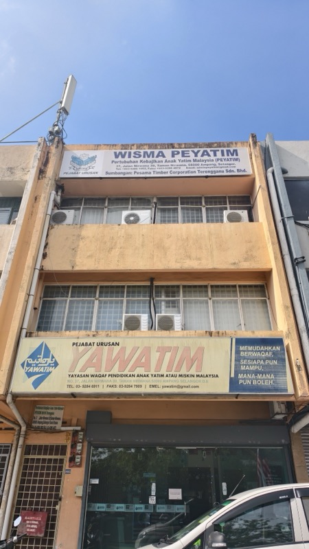Muka hadapan bangunan Wisma PEYATIM di Jalan Nirwana, Taman Nirwana, Ampang, dengan papan tanda "Wisma PEYATIM — Pertubuhan Kebajikan Anak Yatim Malaysia" di tingkat atas