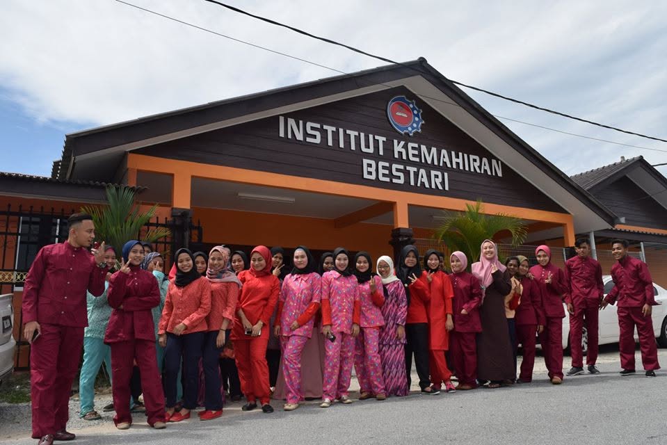 Pelajar Institut Kemahiran Bestari di hadapan bangunan institut