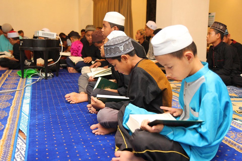 Anak-anak yatim duduk bersaf membaca al-Quran bersama-sama dalam program World Quran Hour anjuran PEYATIM